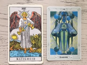 XIV De Matigheid uit het Waite Tarot deck en VII Evenwicht uit het Toth Tarot Deck