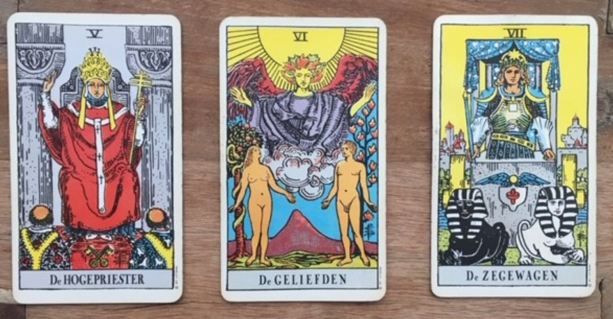De Hogepriester, De Geliefden en de Zegewagen uit het tarot deck van Waite